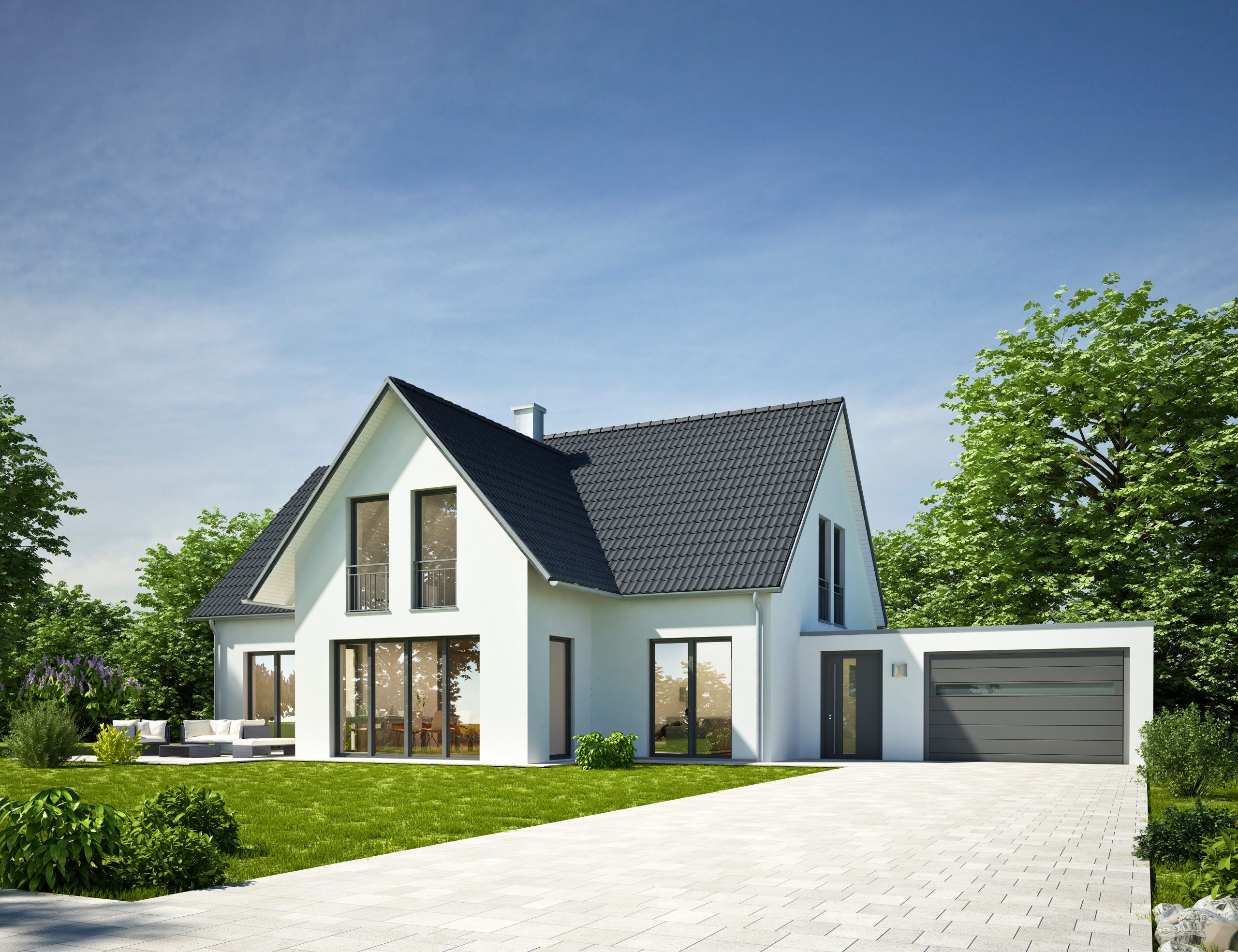Einfamilien Haus kaufen: Modernes weißes Einfamilienhaus mit Satteldach, großen Fenstern und angegliederter Garage, umgeben von grünem Garten und Bäumen.